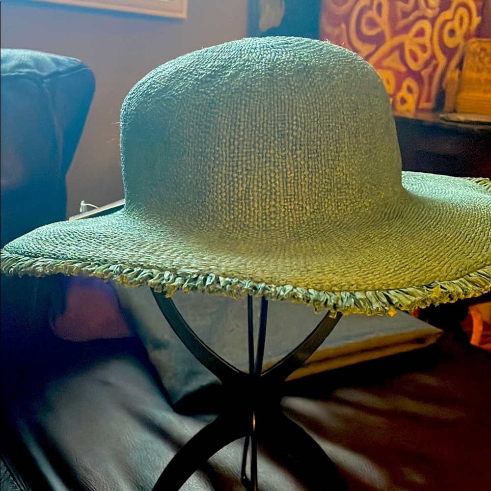 Millymook sun hat made for a girl with NWT. Teal colored and straw.